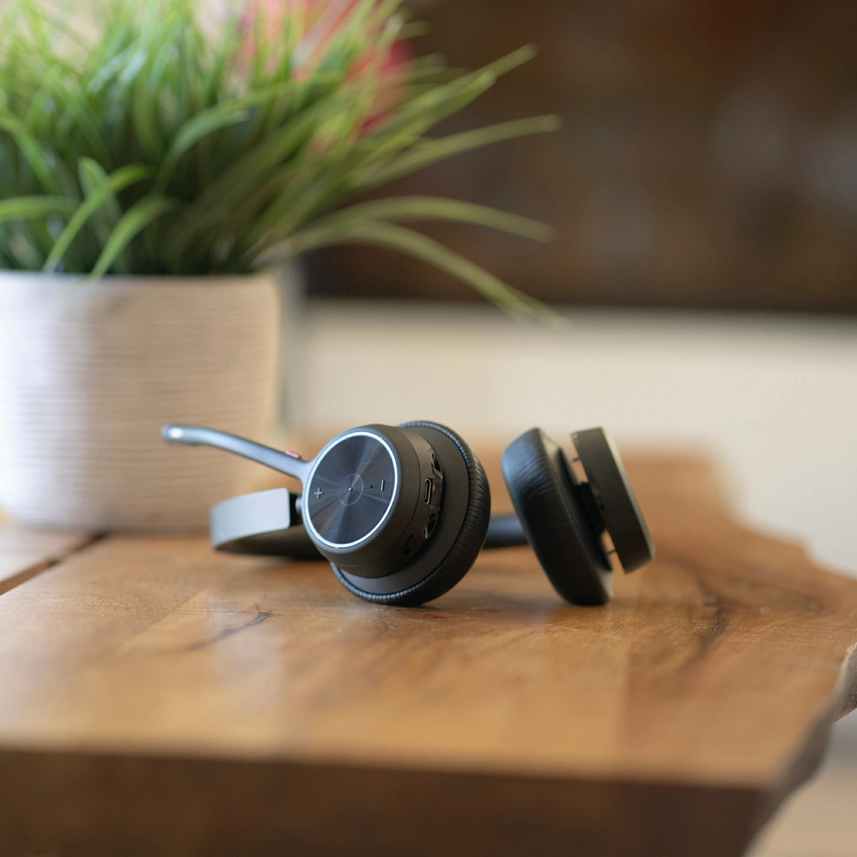 Poly Voyager 4320 UC Stereo USB-A Headset + BT700 USB-A Adapter + Charging Stand | 77Y99AA - Image 4
